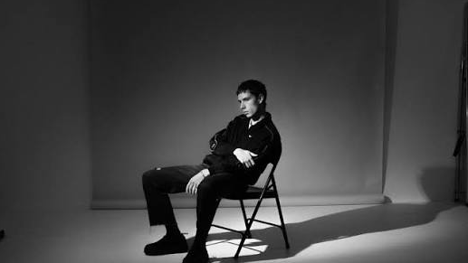Devon Headlines Gloucester Guildhall for First Time