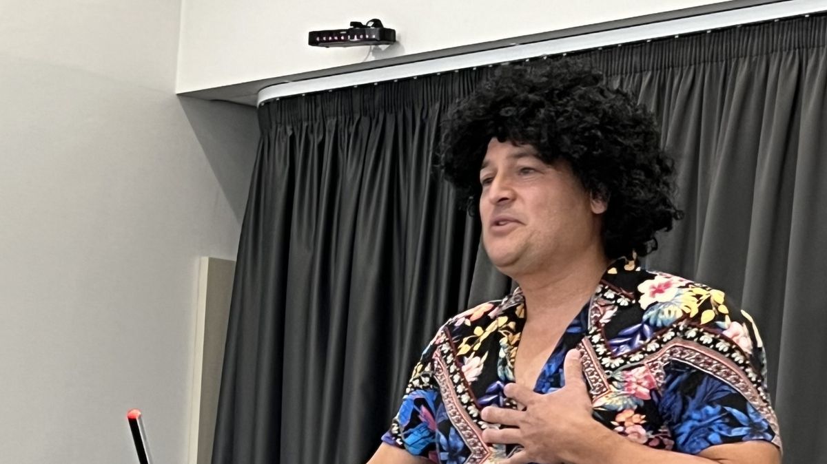 Campaigner's Michael Jackson Rendition Highlights Tense 700-Homes Meeting